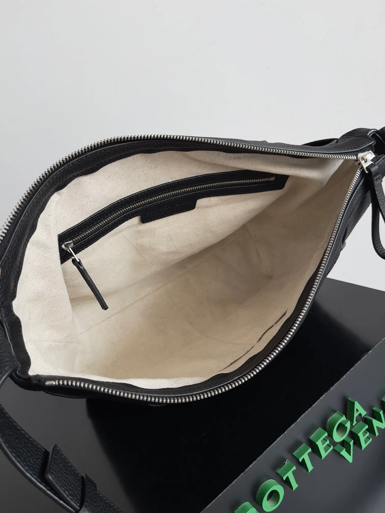Batch 2120 BOTTEGA VENETA's new Diago Hobo Bag is made of grained cowhide. The inner canvas is lighter and is the first choice for men's relaxed style. Spanish calfskin retains the natural texture of the leather and is durable. It has a grainy texture and is more masculine. The capacity is super large, which is enough for commuting to work. Crossbody bag is a must-have for large bag lovers and is a practical must-have for commuting. Style number: 7295125 Size: 39*24*16cm